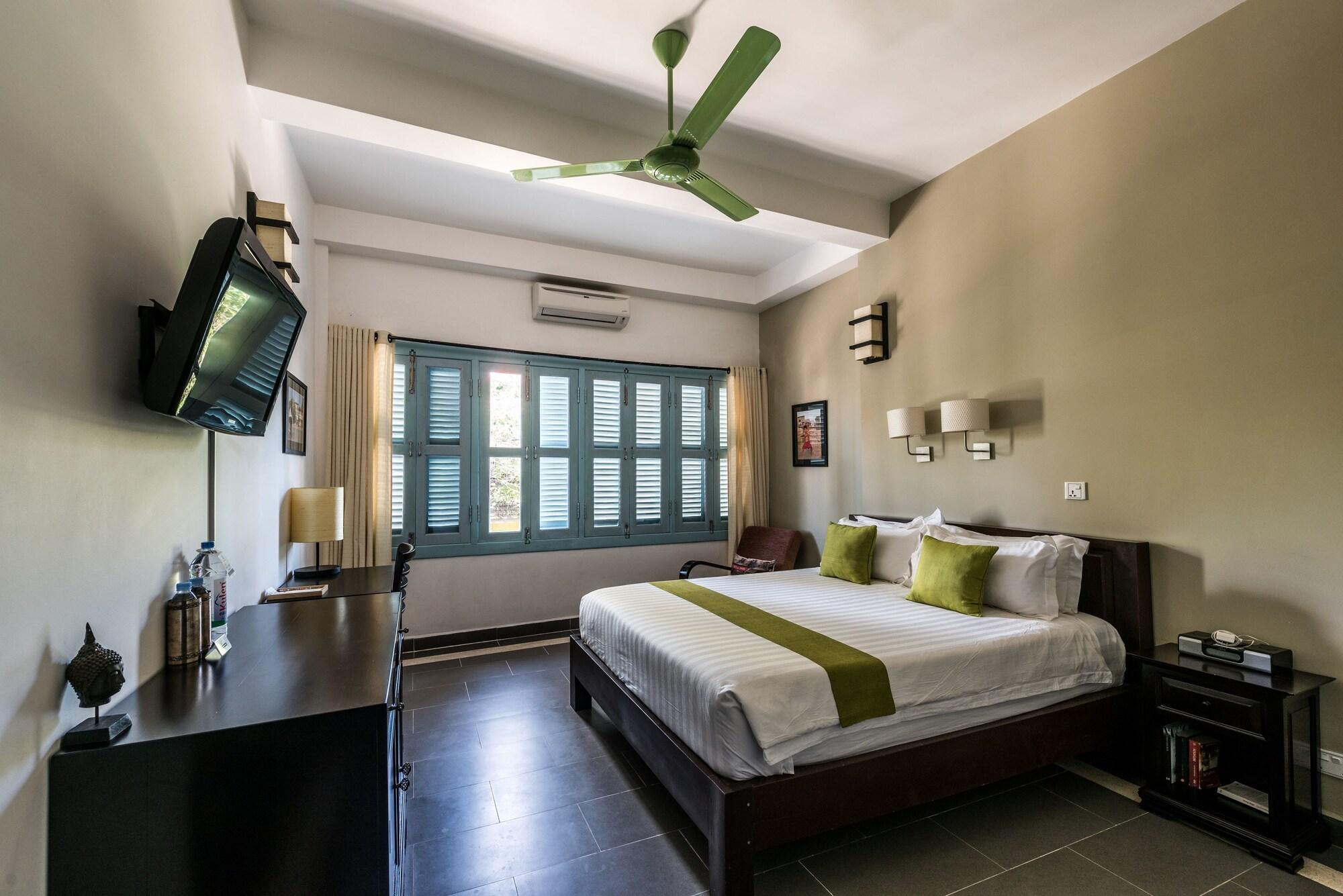 The Columns Hotel Кампот Екстериор снимка
