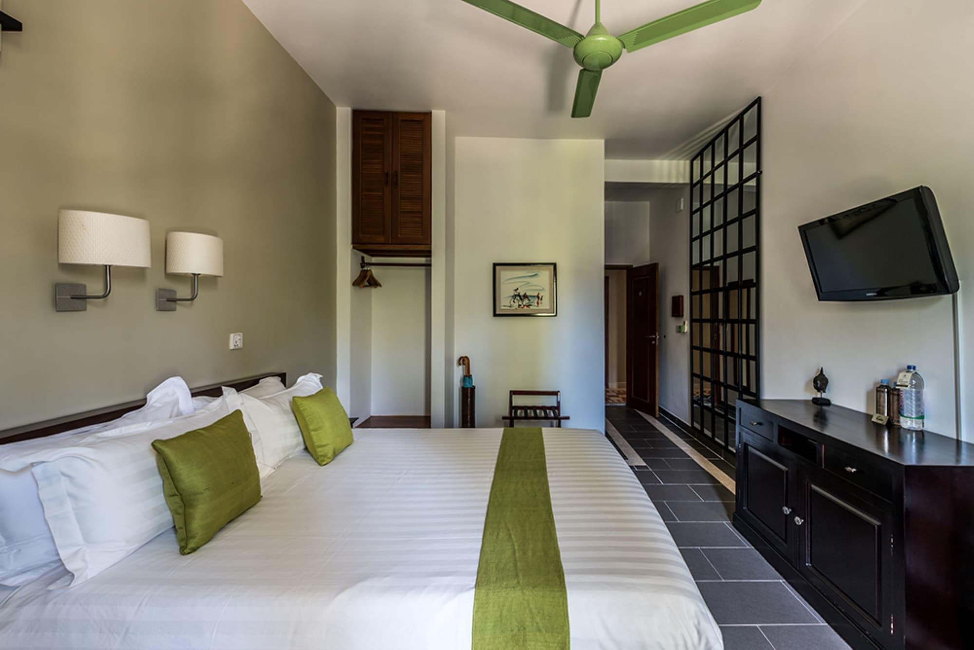 The Columns Hotel Кампот Екстериор снимка