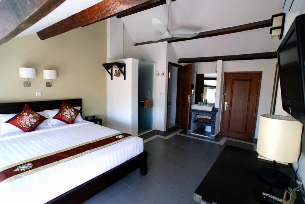 The Columns Hotel Кампот Екстериор снимка