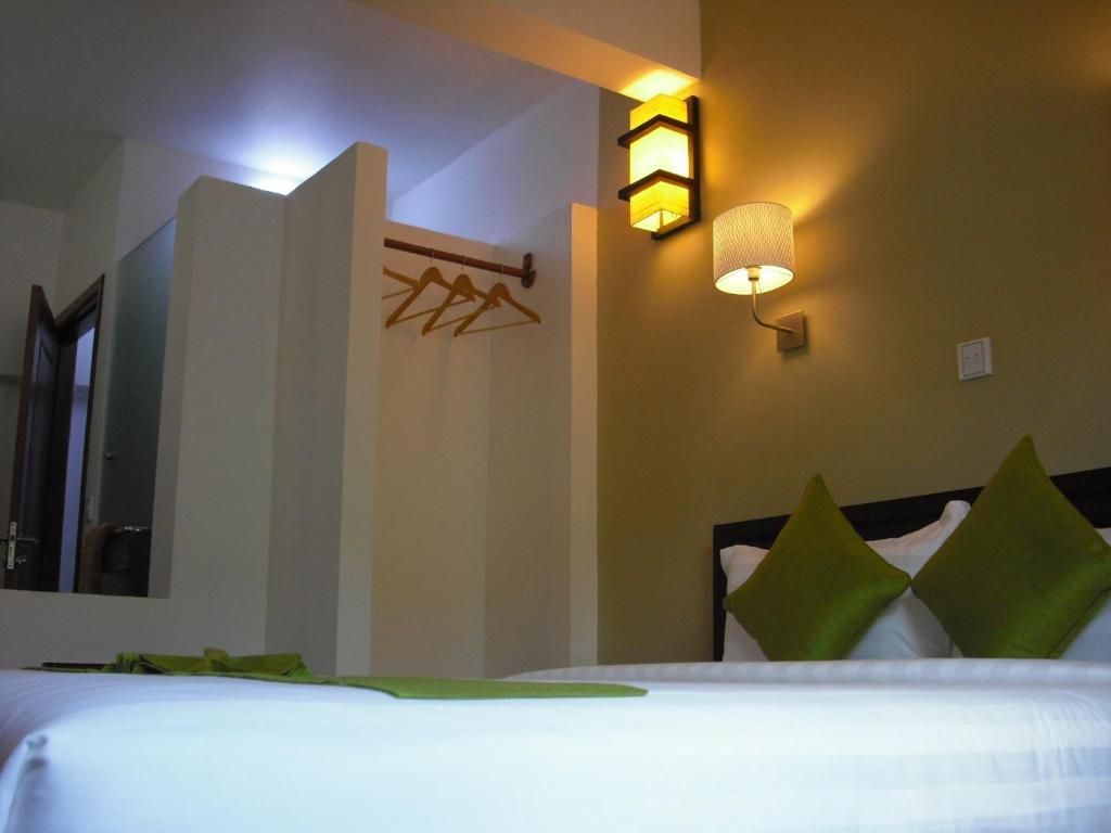 The Columns Hotel Кампот Стая снимка